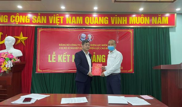 Chi bộ Xí nghiệp Dịch vụ Điện lực Cao Bằng tổ chức lễ kết nạp đảng viên mới Nông Thanh Sơn